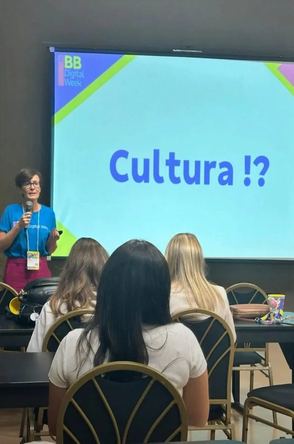 Inês conduzindo conversa sobre cultura organizacional
